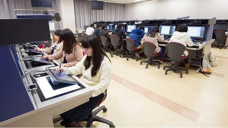 マンガスタジオで制作に取り組む学生たち