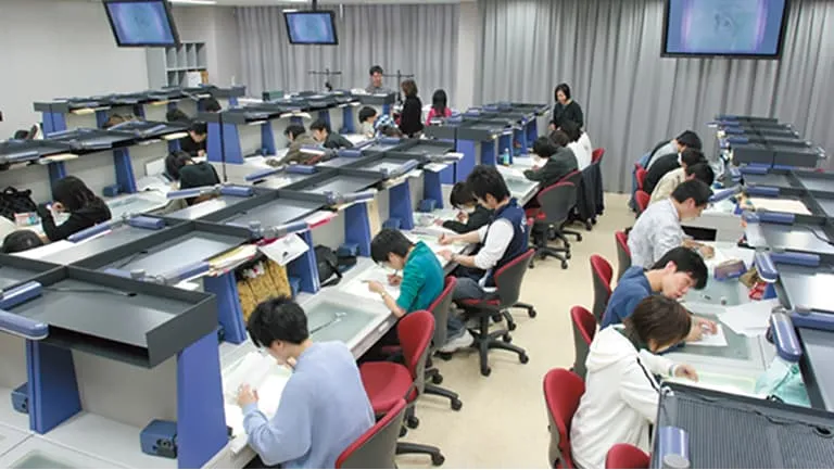 アニメスタジオで制作に取り組む学生たち