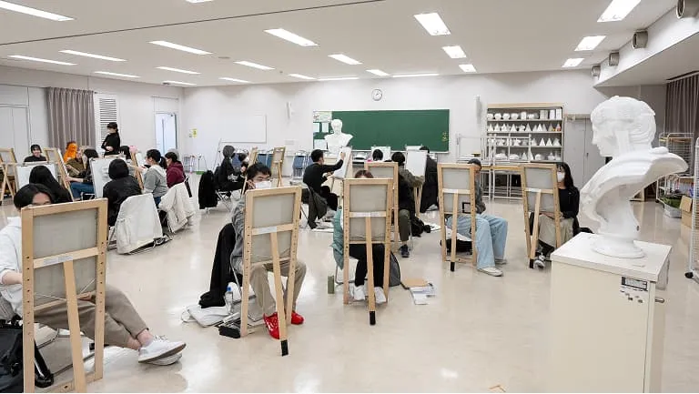 デッサン室で制作に取り組む学生たち