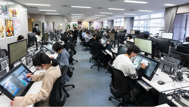 キャラクターデザインスタジオで制作に取り組む学生たち