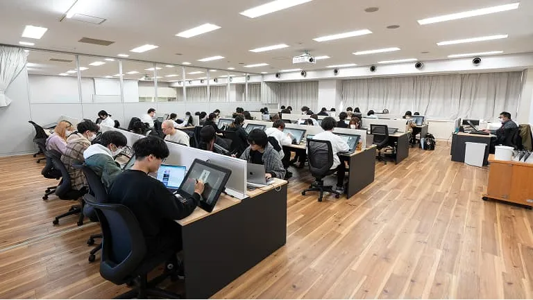 デジタル作画実習室で制作に取り組む学生たち