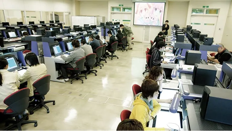 デジタル作画スタジオで制作に取り組む学生たち