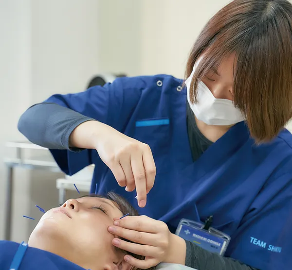 顔鍼を行う学生