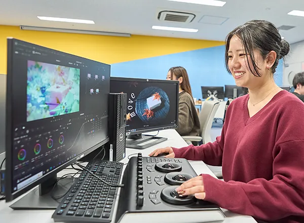 パソコンで映像の編集を行なっている学生