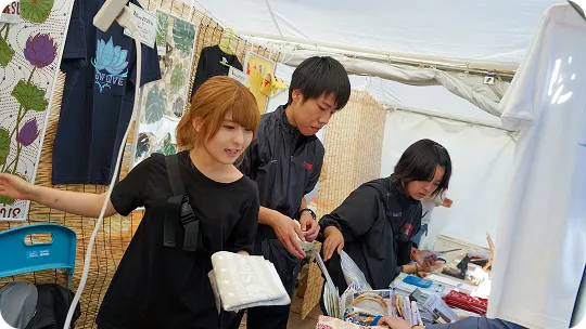 学生たちがイベントブースの準備をする様子