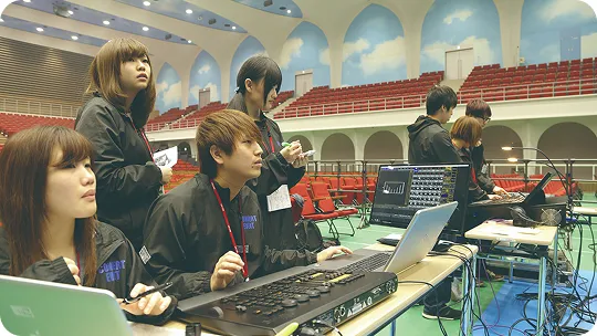 学生たちが音響などの機材を使いコンサートの実習をする様子