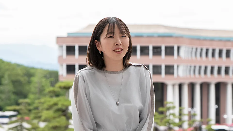 正面を向いて話す金山 ゆうさん