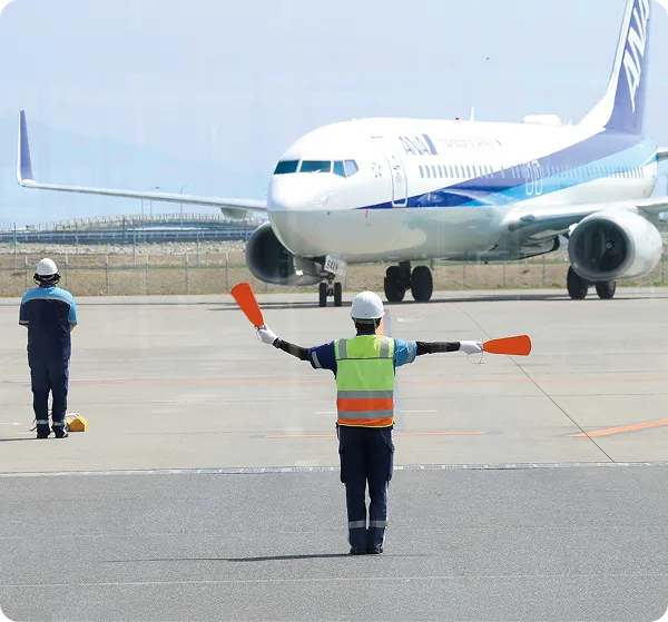 飛行機を誘導する様子