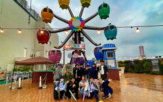 考えられた構図の集合写真