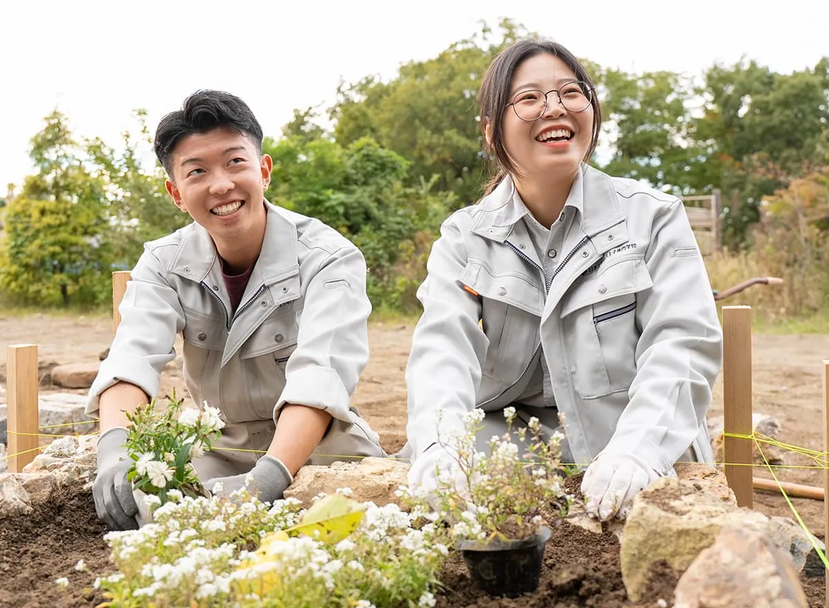 生徒たちが花を植えている写真