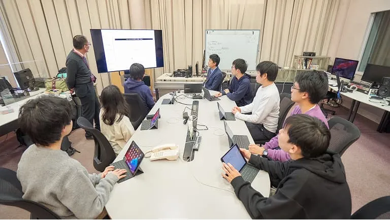 Studio CALで先生の話を聞く学生たちの様子