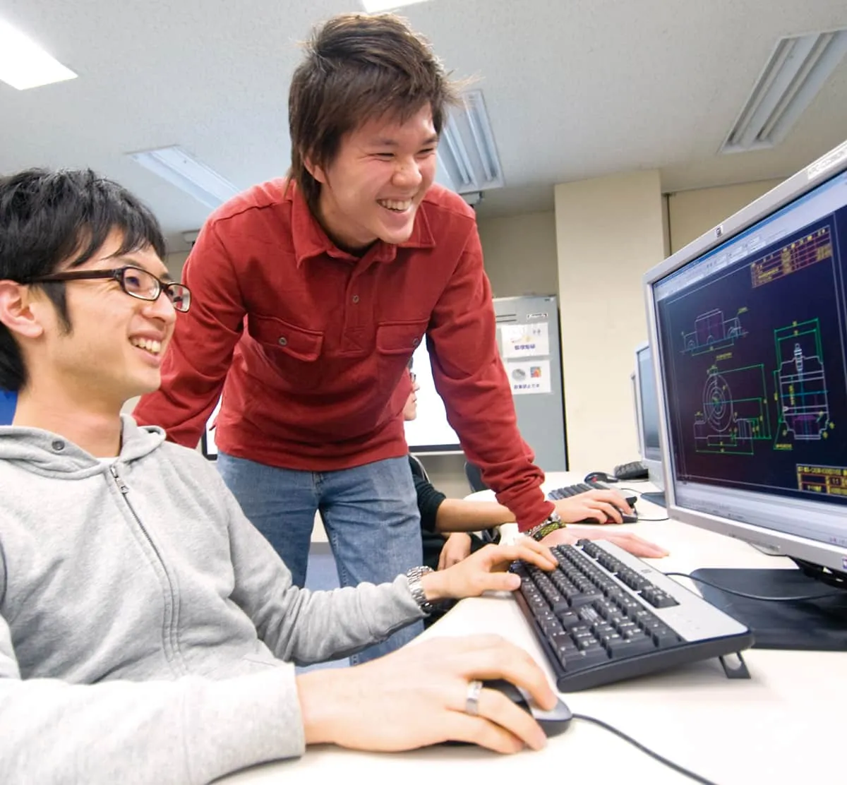 パソコンを使用し機械設計を行う学生たち