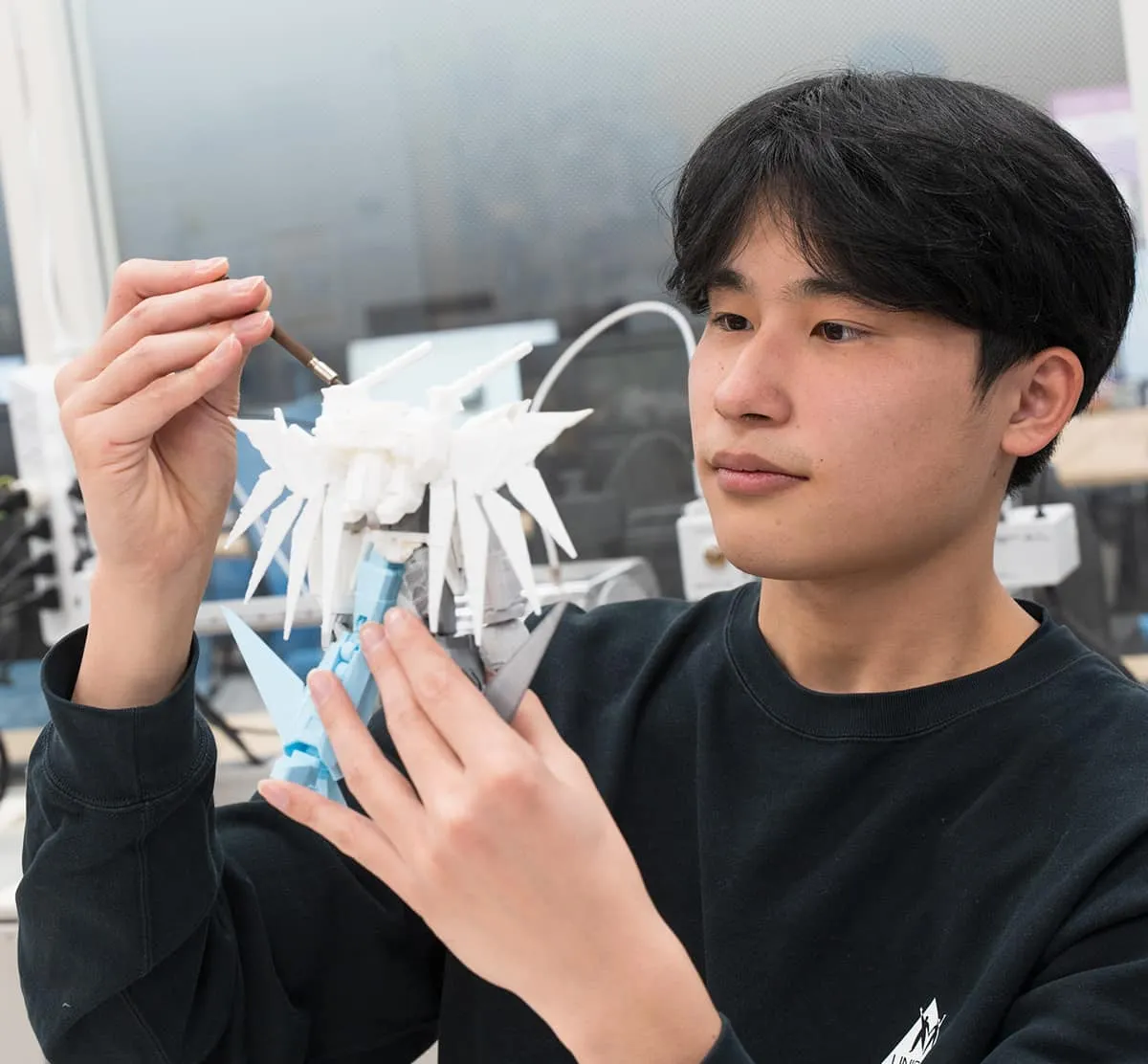 フィギュア造形を行っている学生