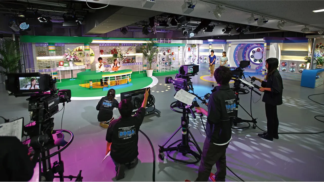 本格的なスタジオで実習中の学生たち