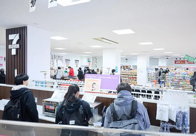 広い飲食スペースを持つ落ち着いた雰囲気のセブンイレブン