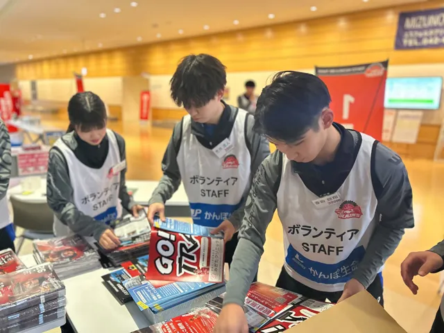グッズの販売を行う学生