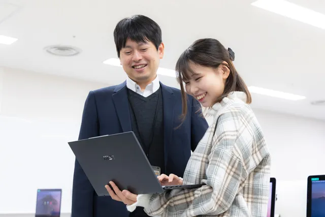 教員が学生をサポートしている様子