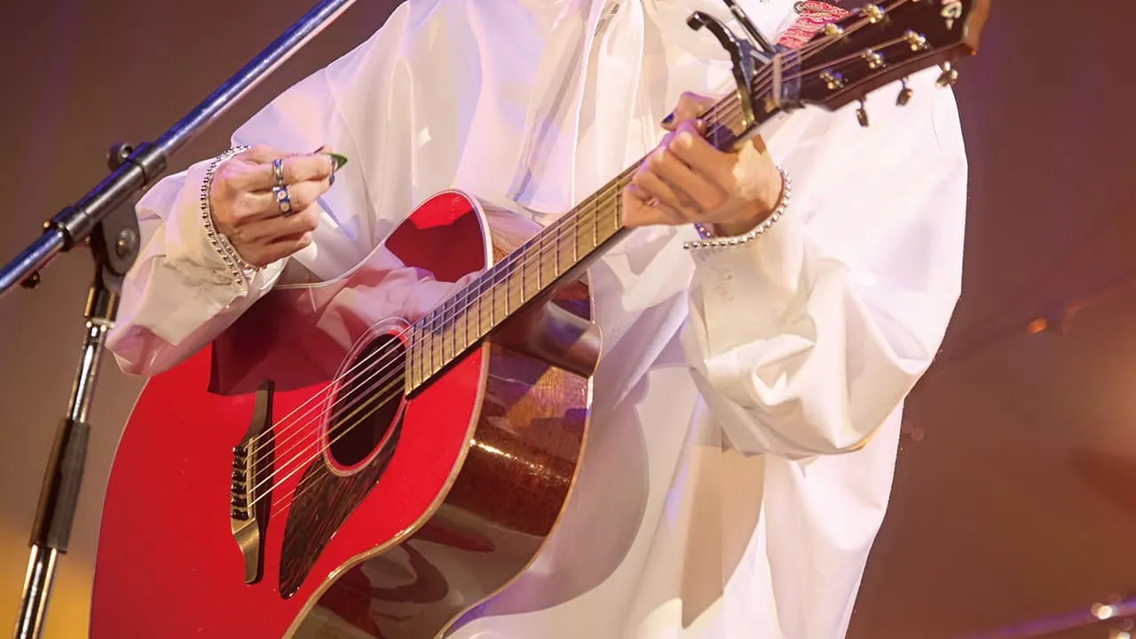 キーボードを両手で演奏する様子