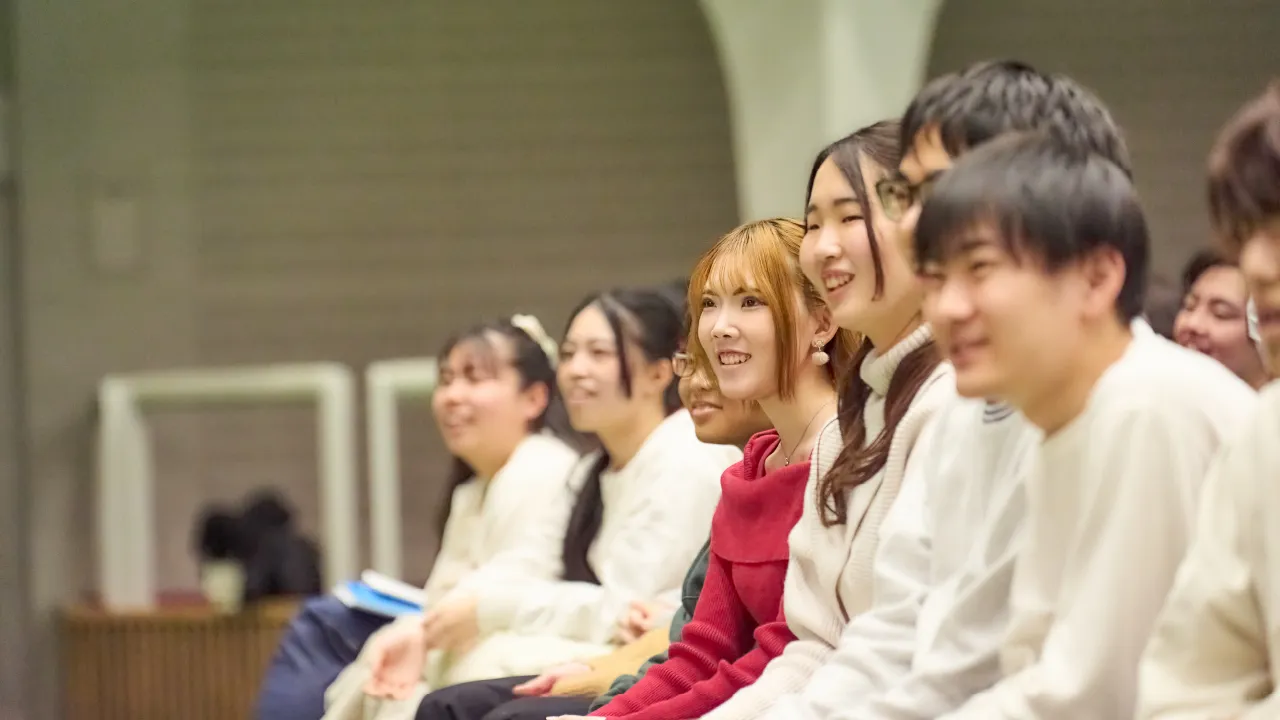 山寺さんの話を笑顔で聞き入る学生たち