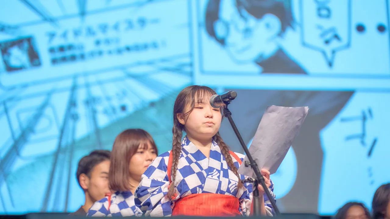 山寺さんとアテレコをする学生