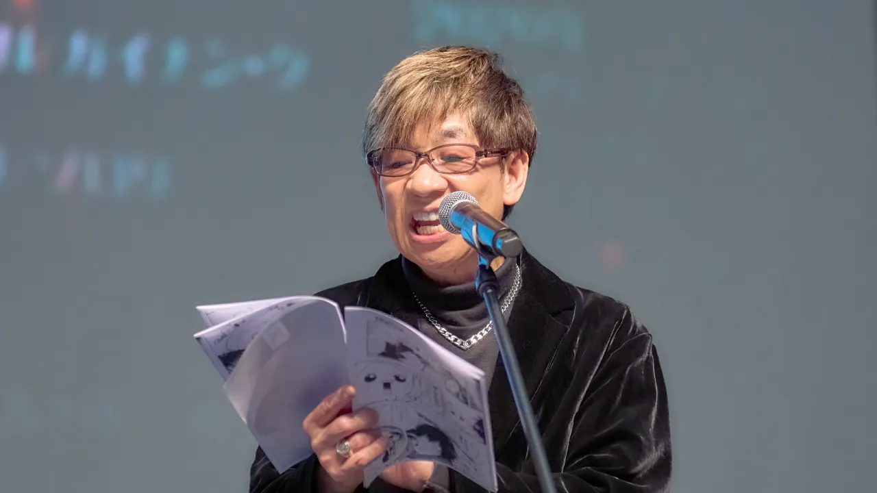 学生とアテレコする山寺さん