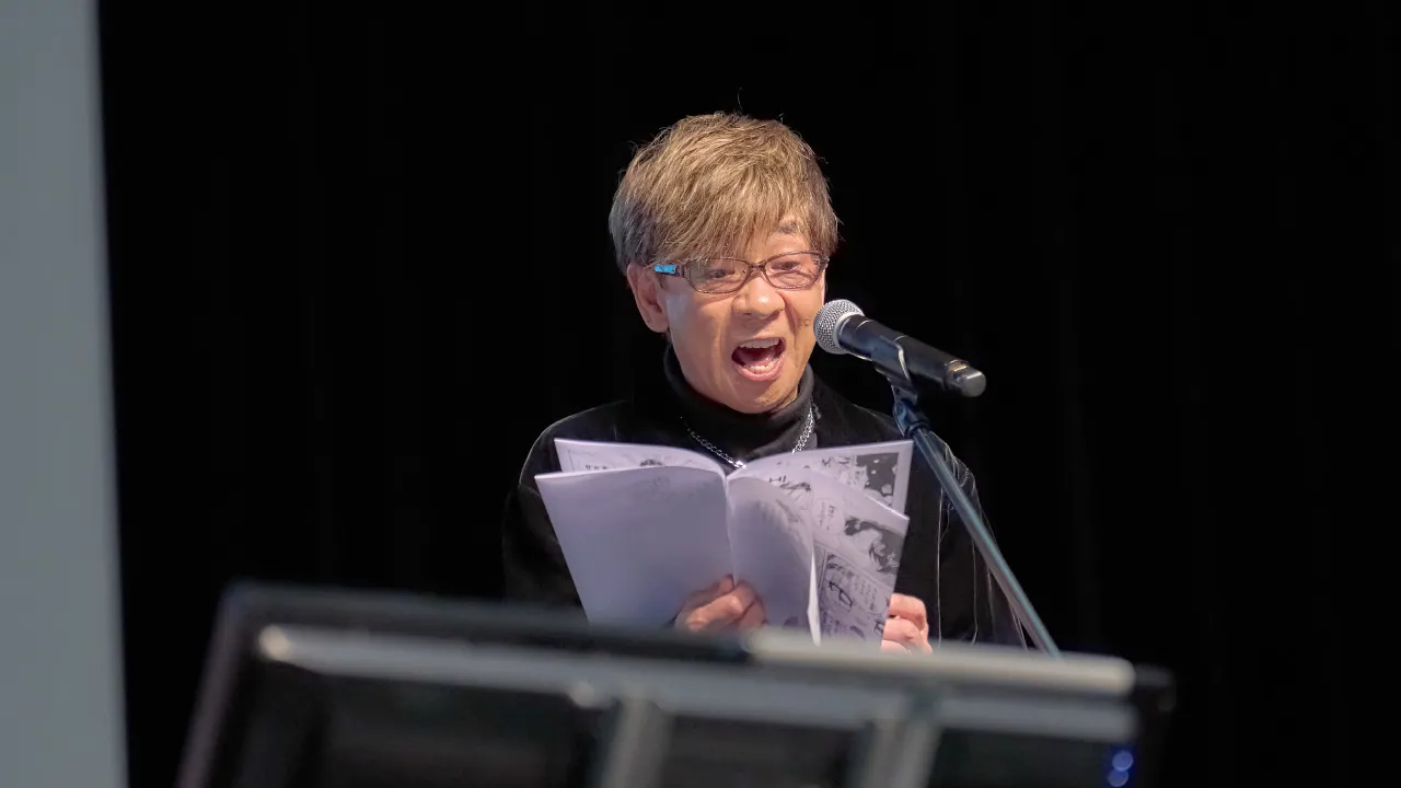 学生とアテレコをする山寺さん