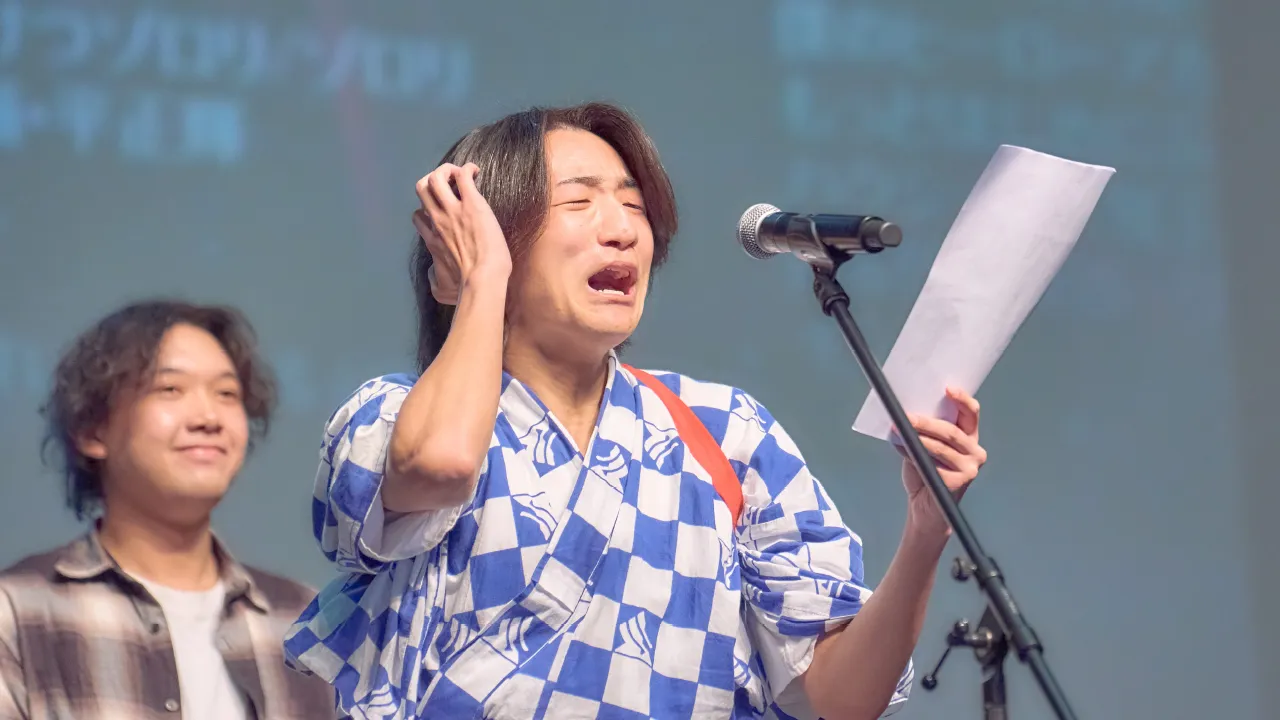 山寺さんとアテレコをする学生