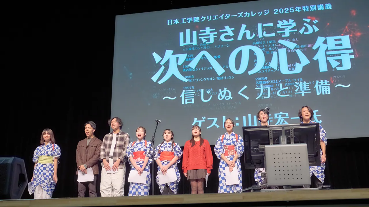 壇上でお礼を言う学生たち