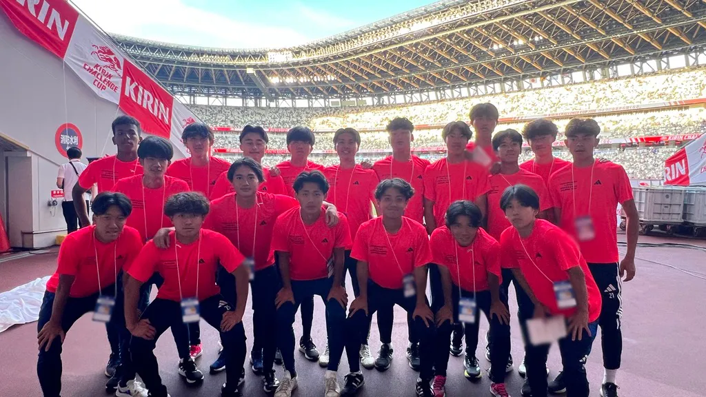 サッカー日本代表戦の運営補助に参加したサッカーコースの学生たちの集合写真
