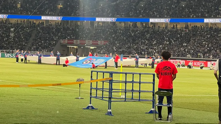 サッカー日本代表戦の運営補助に参加するサッカーコースの学生