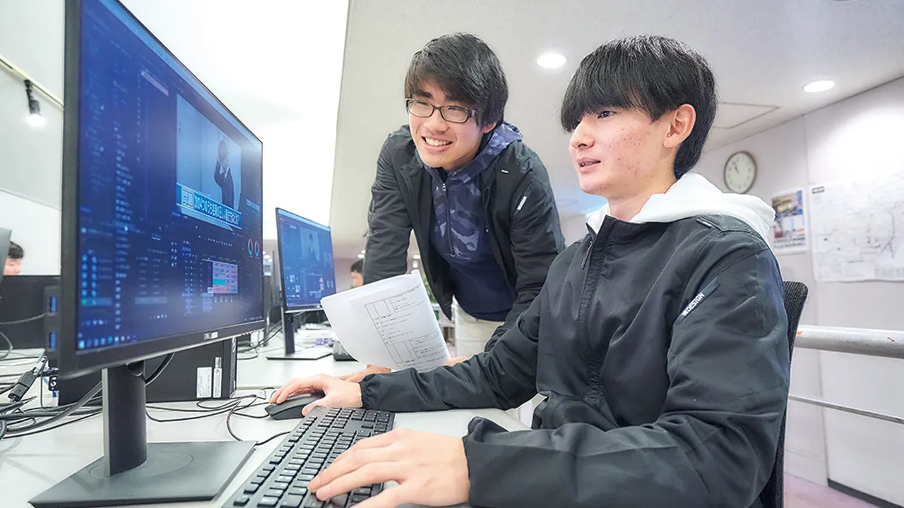 パソコンで動画にテロップ入れを行う学生