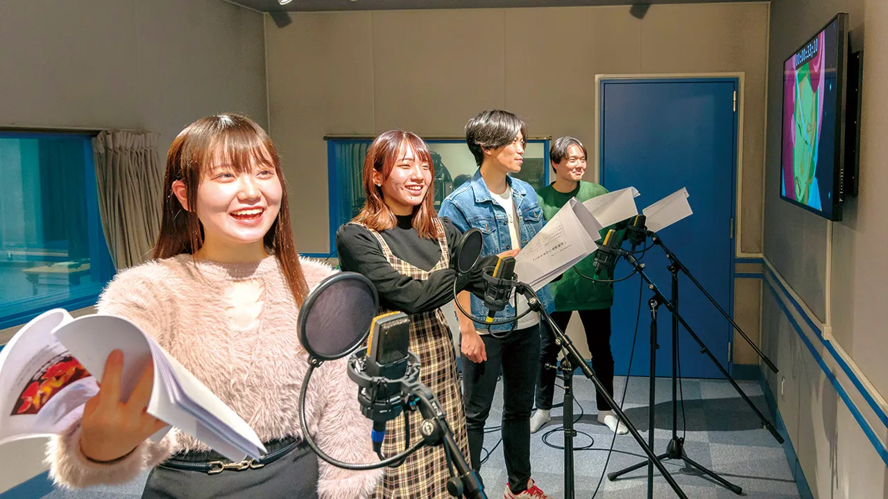 アニメのアフレコを行う4人の学生