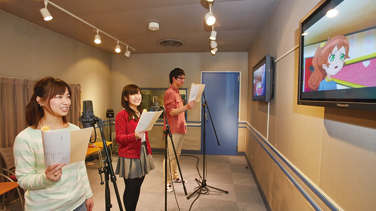 アニメのアフレコを行う３人の学生