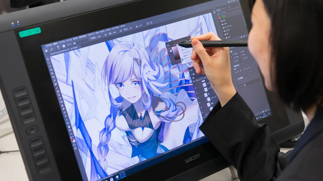 タブレットでアニメのキャクターを描く学生