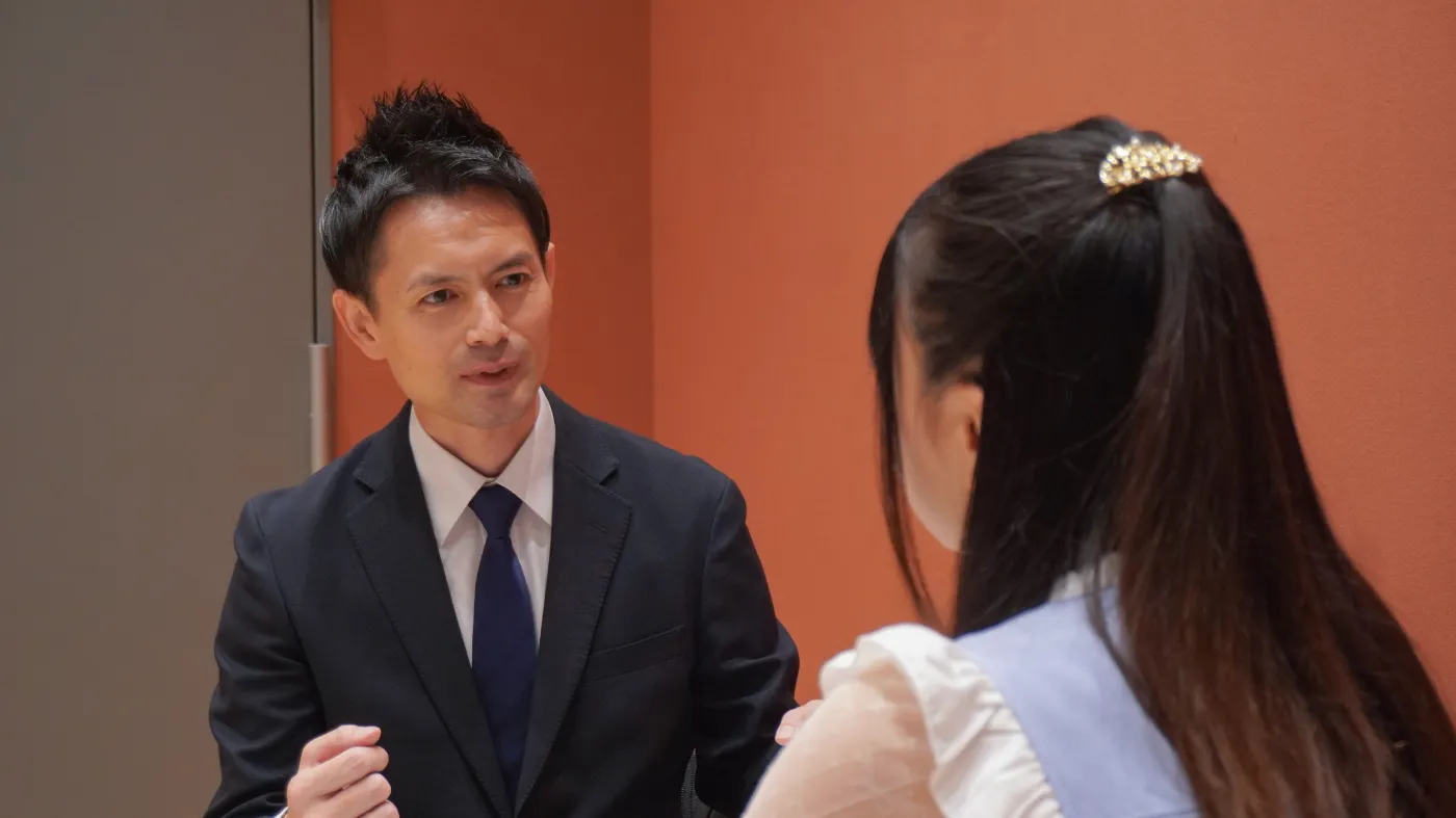軍司さんと話す長谷川先生