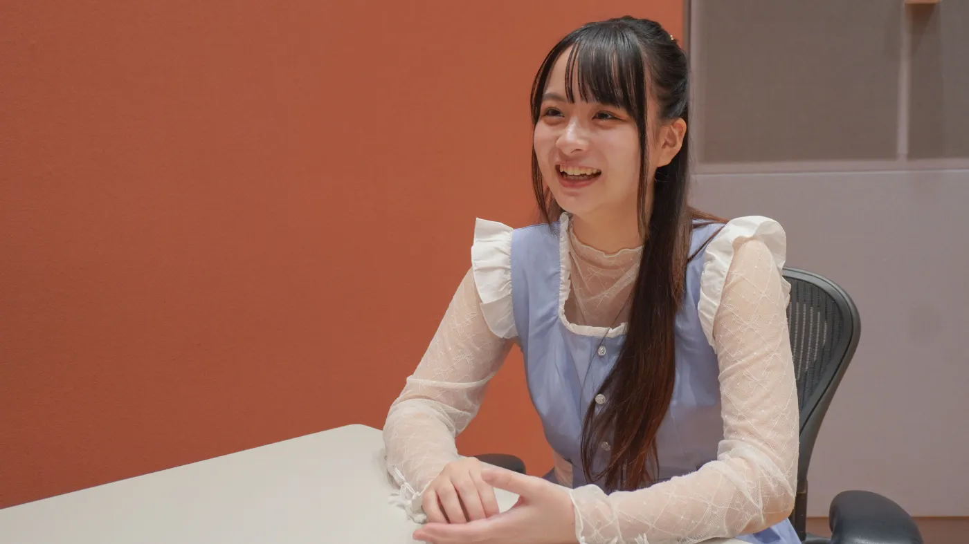 インタビューにこたえる軍司さん
