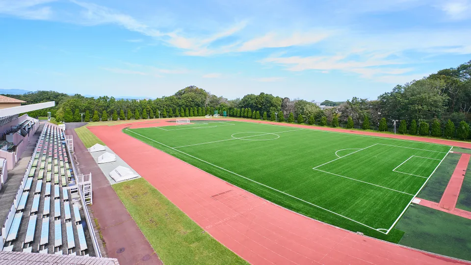 人工芝が植えられた広いグラウンド