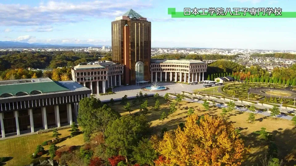 紅葉に彩られた片柳研究所棟とギリシャ式の美術館のような本部棟