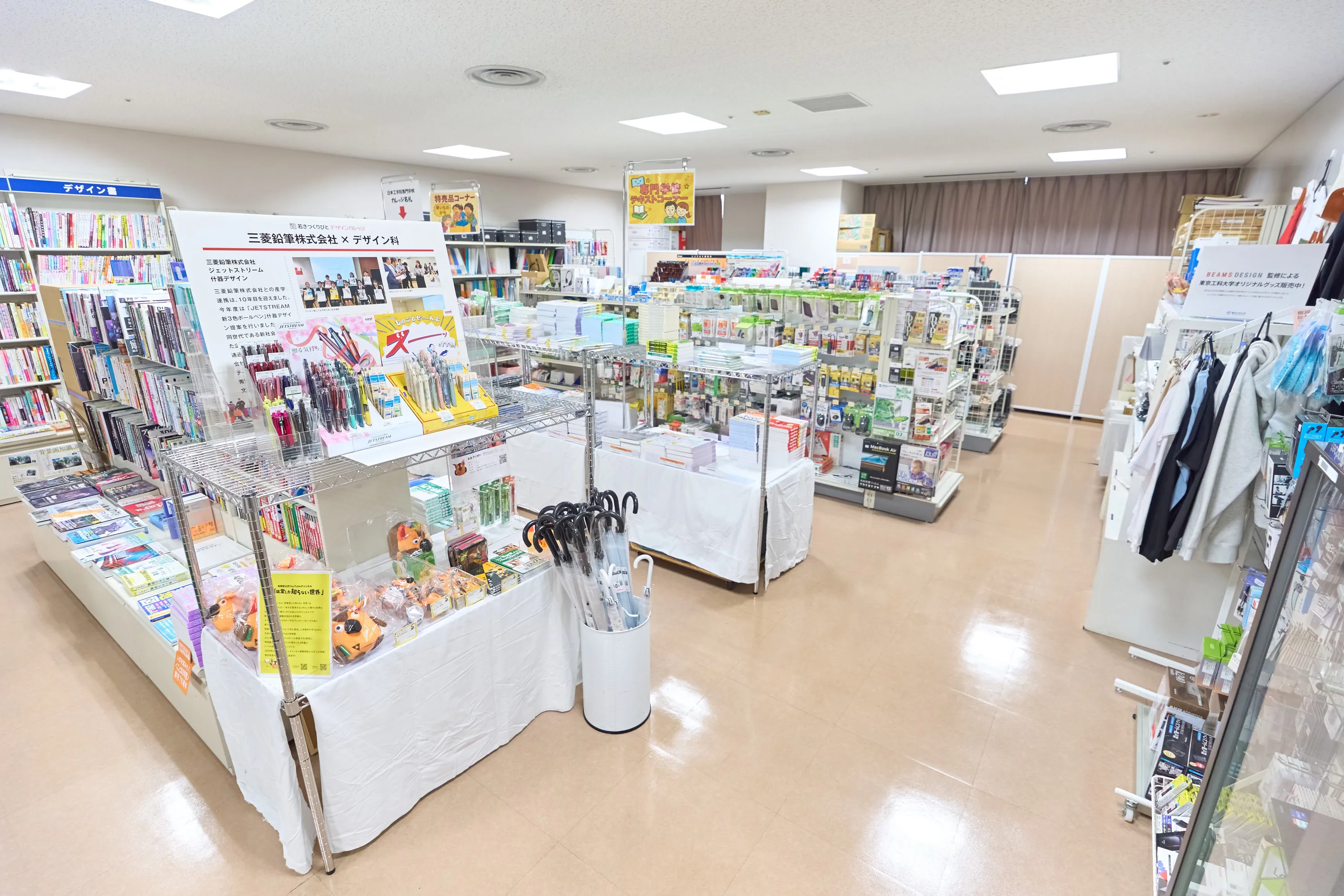 商品の充実ぶりが一目でわかる、懐かしさも感じる整った店内