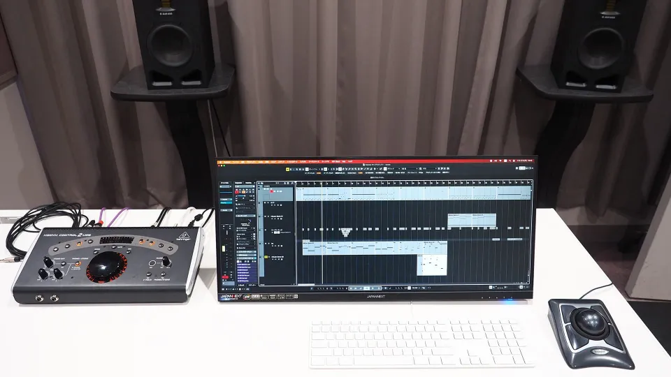 パソコン、キーボードなどの機材が完備された音楽実習室