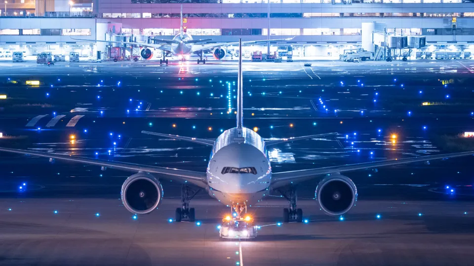 自動車整備実習で点検内容を確認する学生