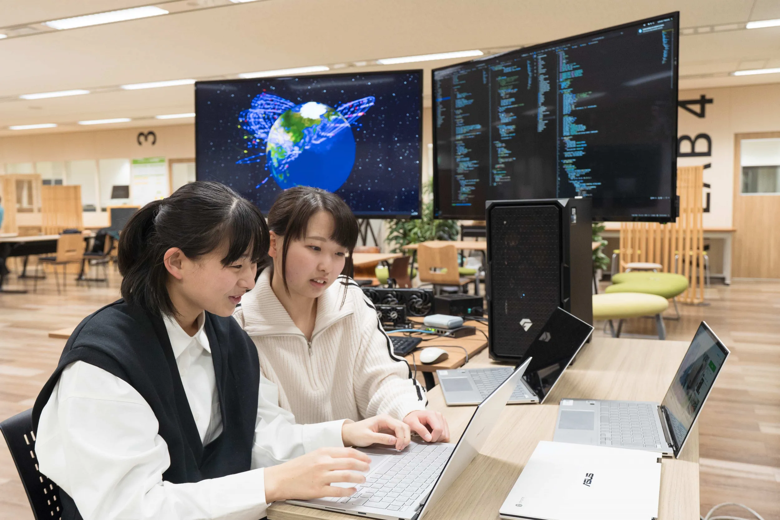 ライティングされた商材をカメラで撮影する学生の様子