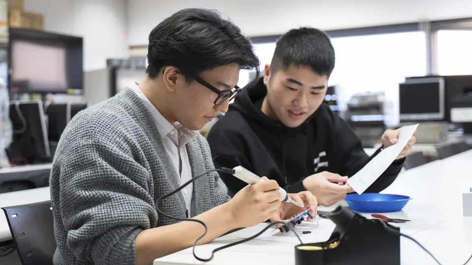 電子機器の基板をハンダ付けする実習風景