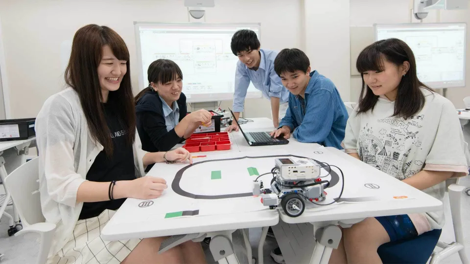 ホワイトボードを使って指導している先生