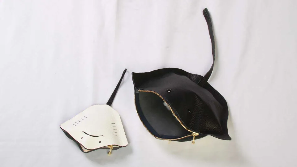 学生が制作したエイのコインケース