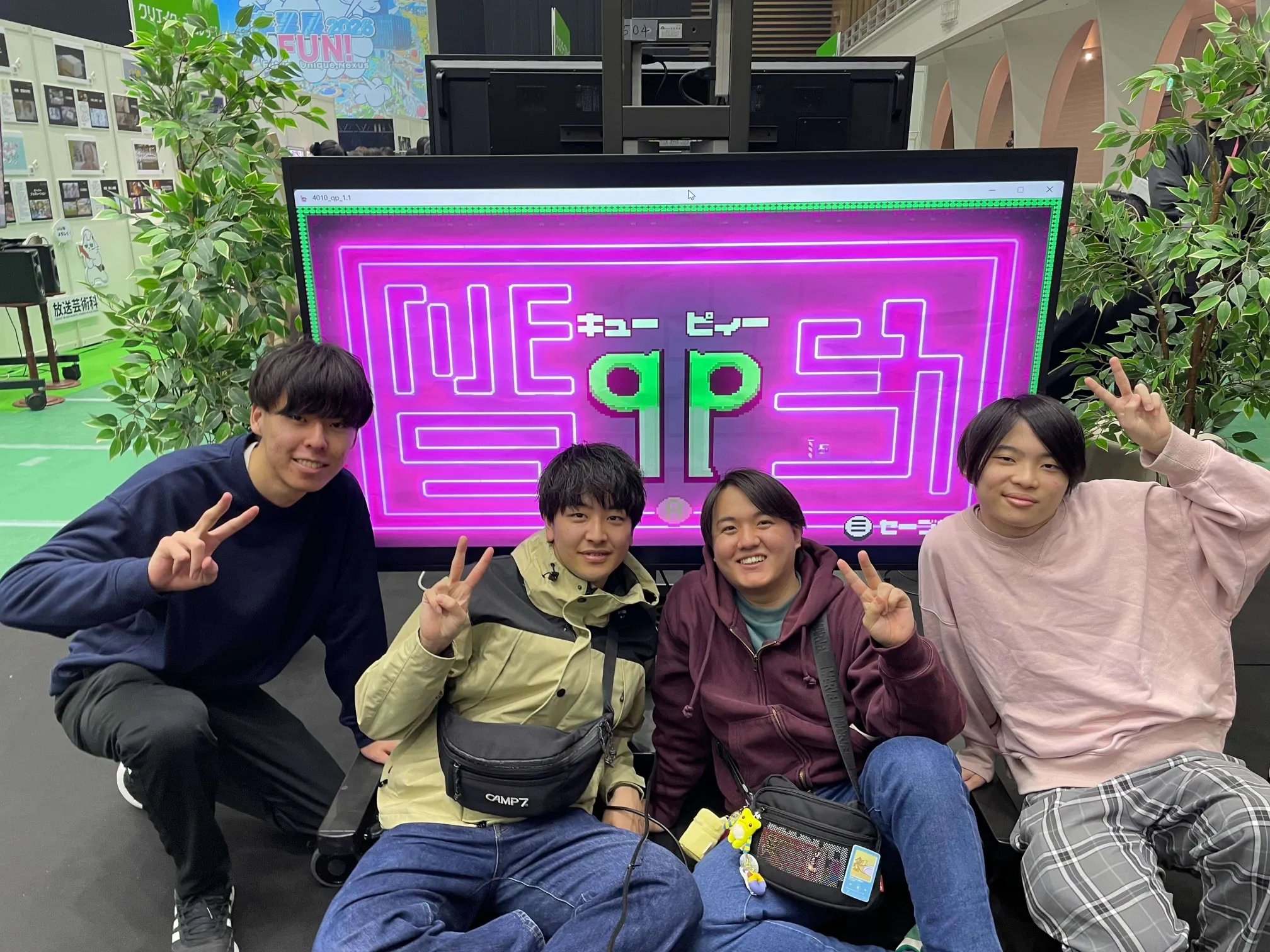 受賞作品の前で記念撮影をする4人の男子生徒