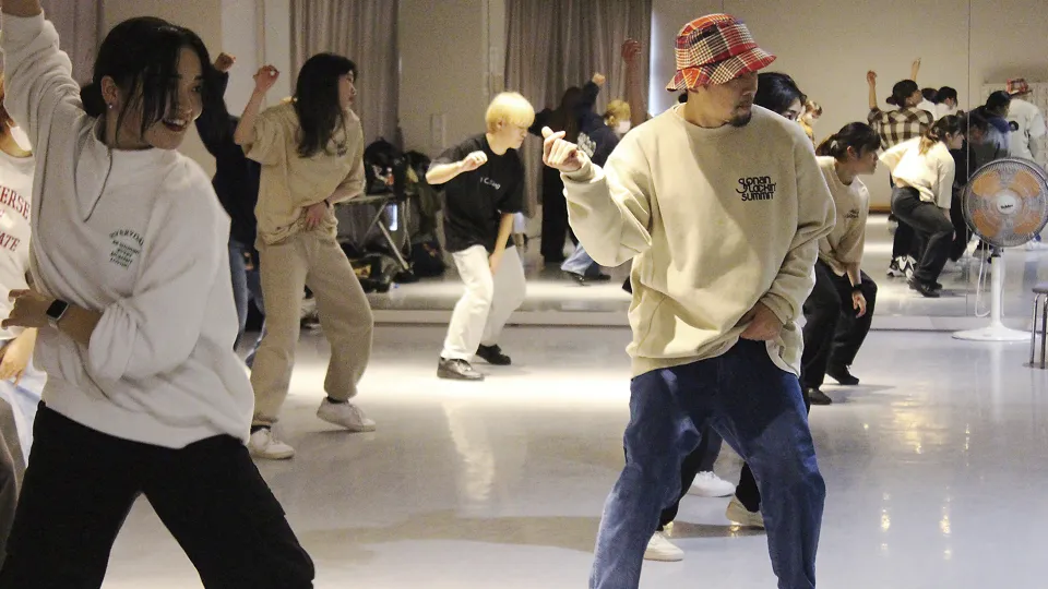 ダンスパフォーマンス科卒業生がダンスレッスンを行う様子