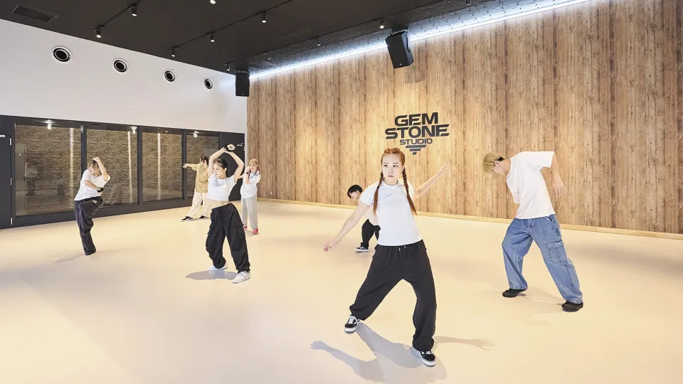 ダンスパフォーマンス科卒業生によるダンスレッスンの様子