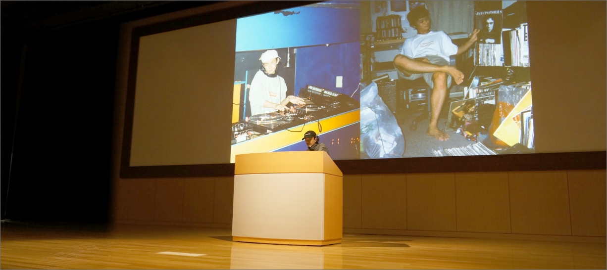 「過去から学ぶ未来を切り開く表現」真鍋大度(まなべだいと)氏をお迎えした特別講演風景