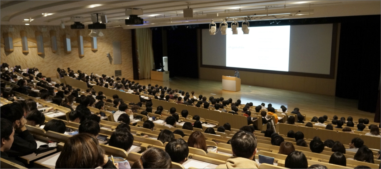 「過去から学ぶ未来を切り開く表現」真鍋大度(まなべだいと)氏をお迎えした特別講演風景